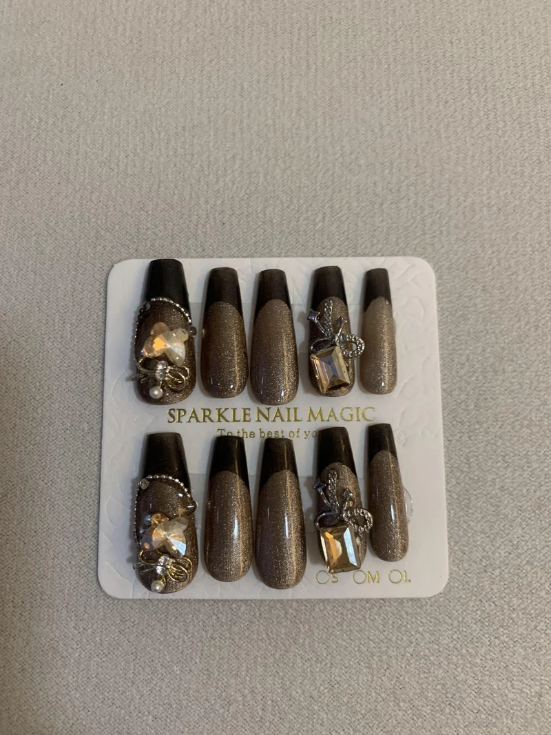 Metallic press-on nails trend