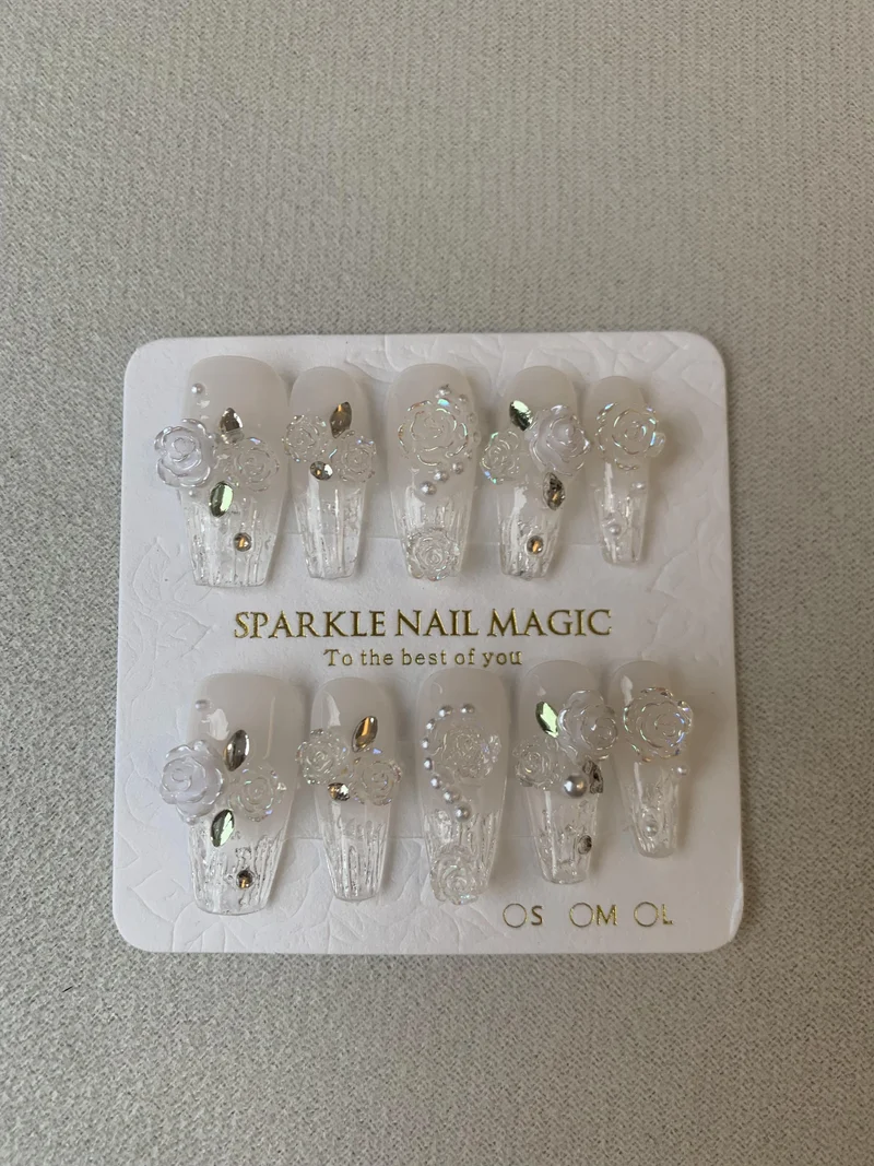 Crystal press-on nails trend
