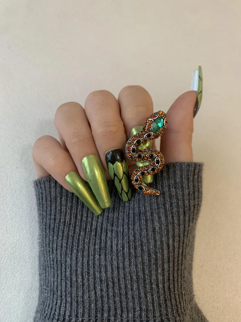 Artistic collection press-on nails