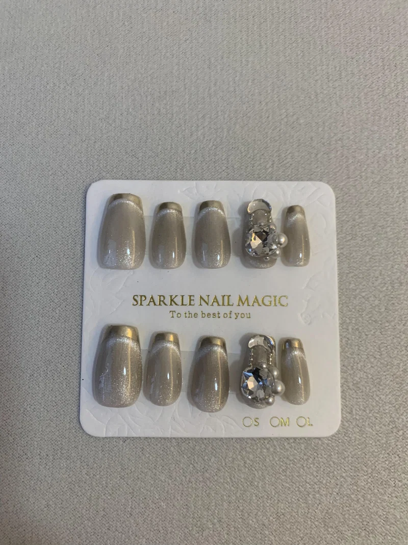 Cat-eye press-on nails trend