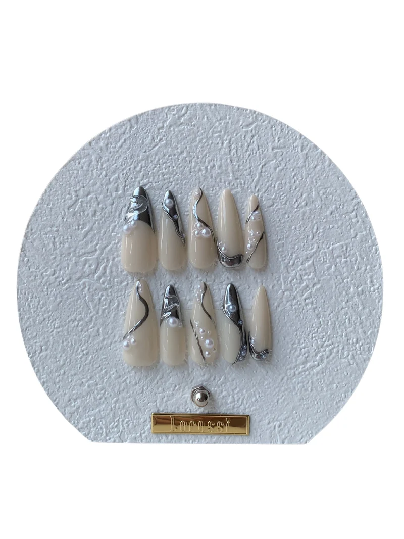Pearl and silver press-on nails trend